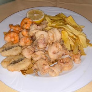 fritto misto di gamberi, calamari, baccalà e patatine